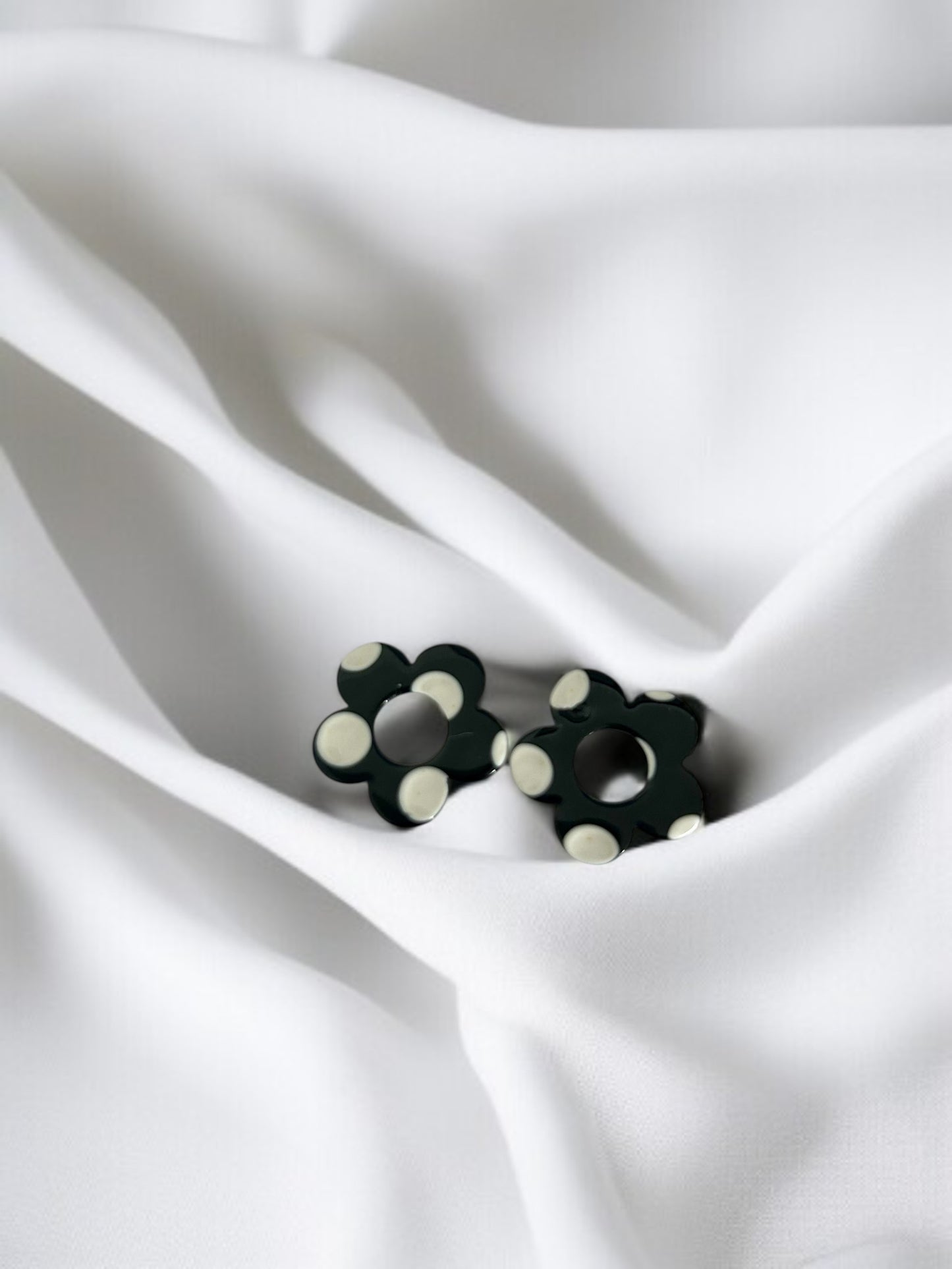 Personnalise ta paire de boucles d'oreilles créoles et pampilles fleurs