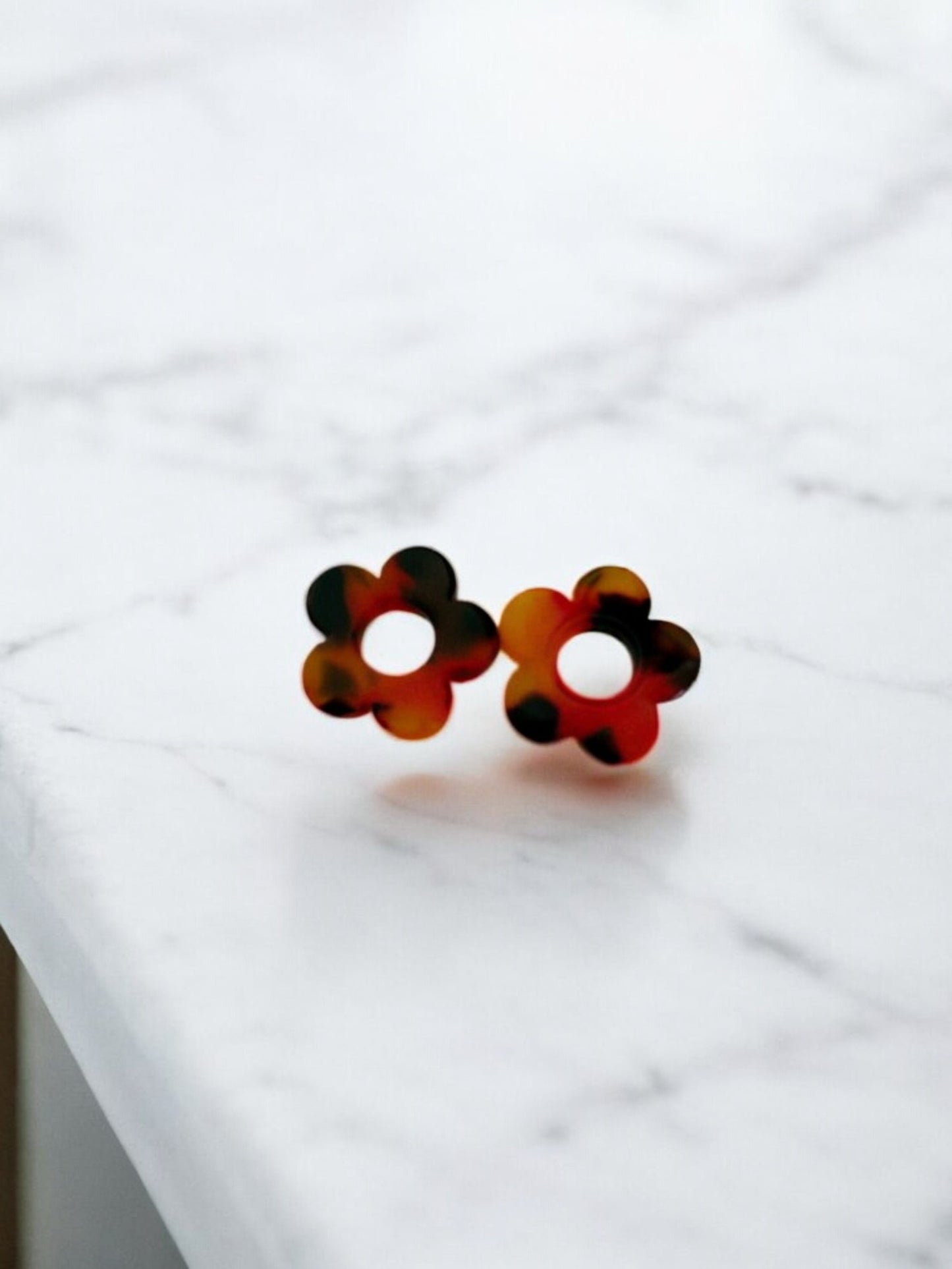 Personnalise ta paire de boucles d'oreilles créoles et pampilles fleurs