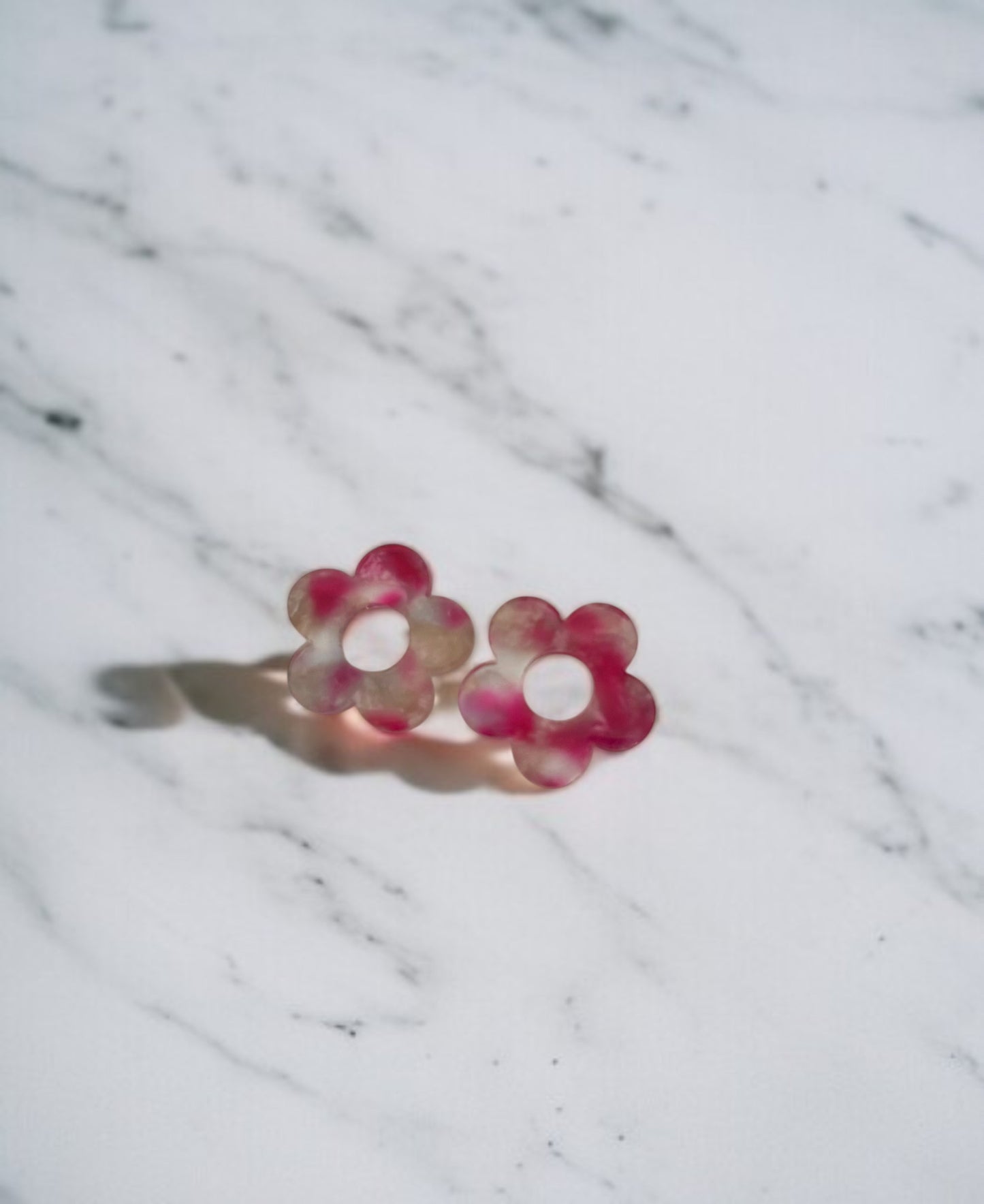 Personnalise ta paire de boucles d'oreilles créoles et pampilles fleurs