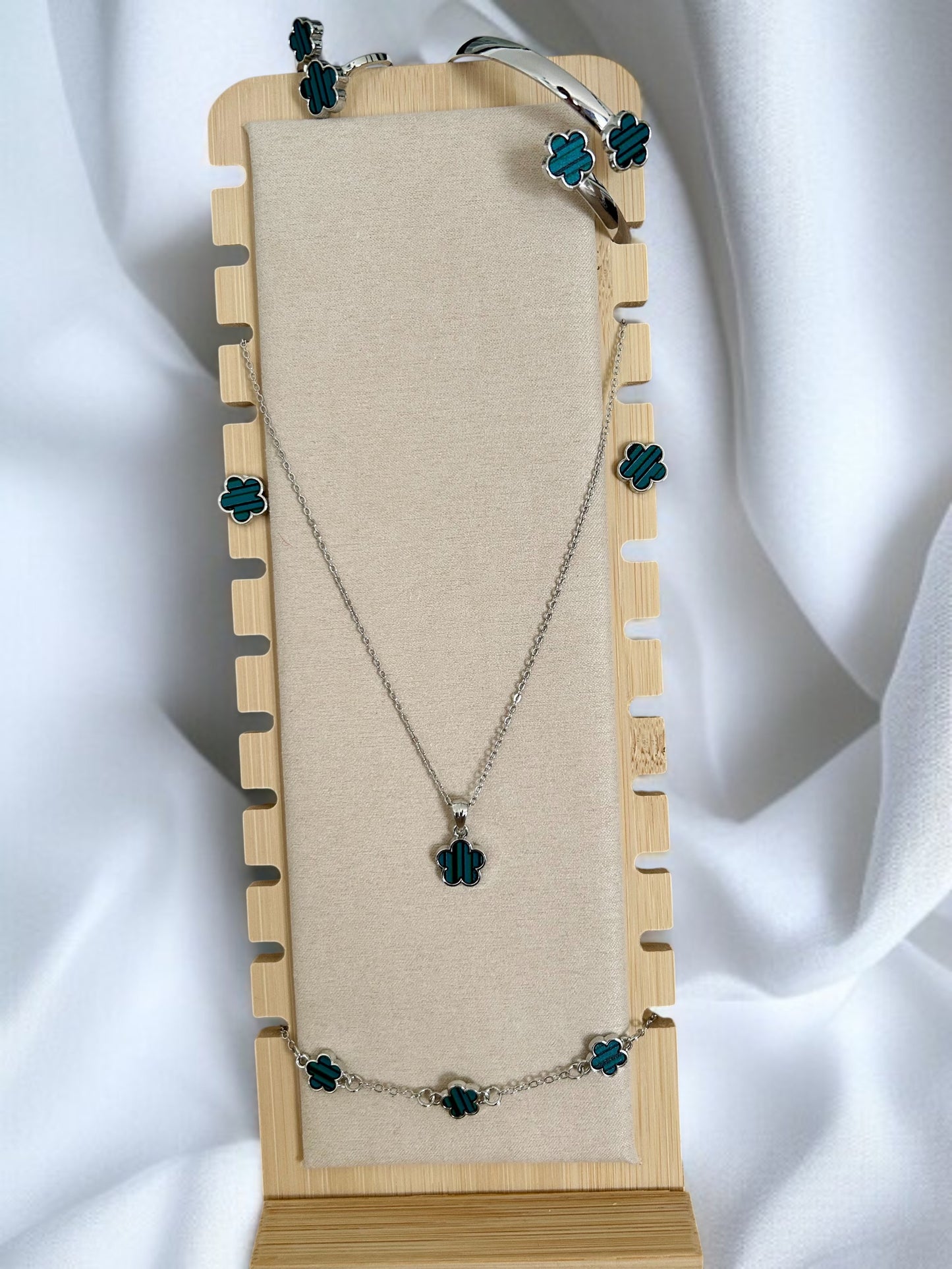 Parure comprenant 4 bijoux argentés noir/blanc ou vert fleurs