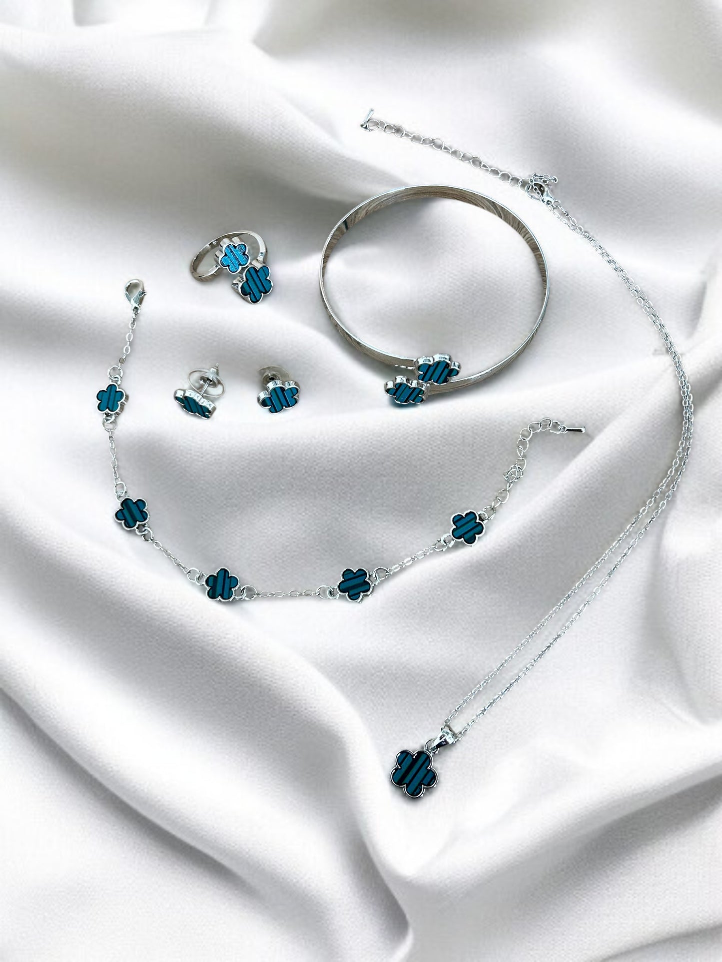 Parure comprenant 4 bijoux argentés noir/blanc ou vert fleurs