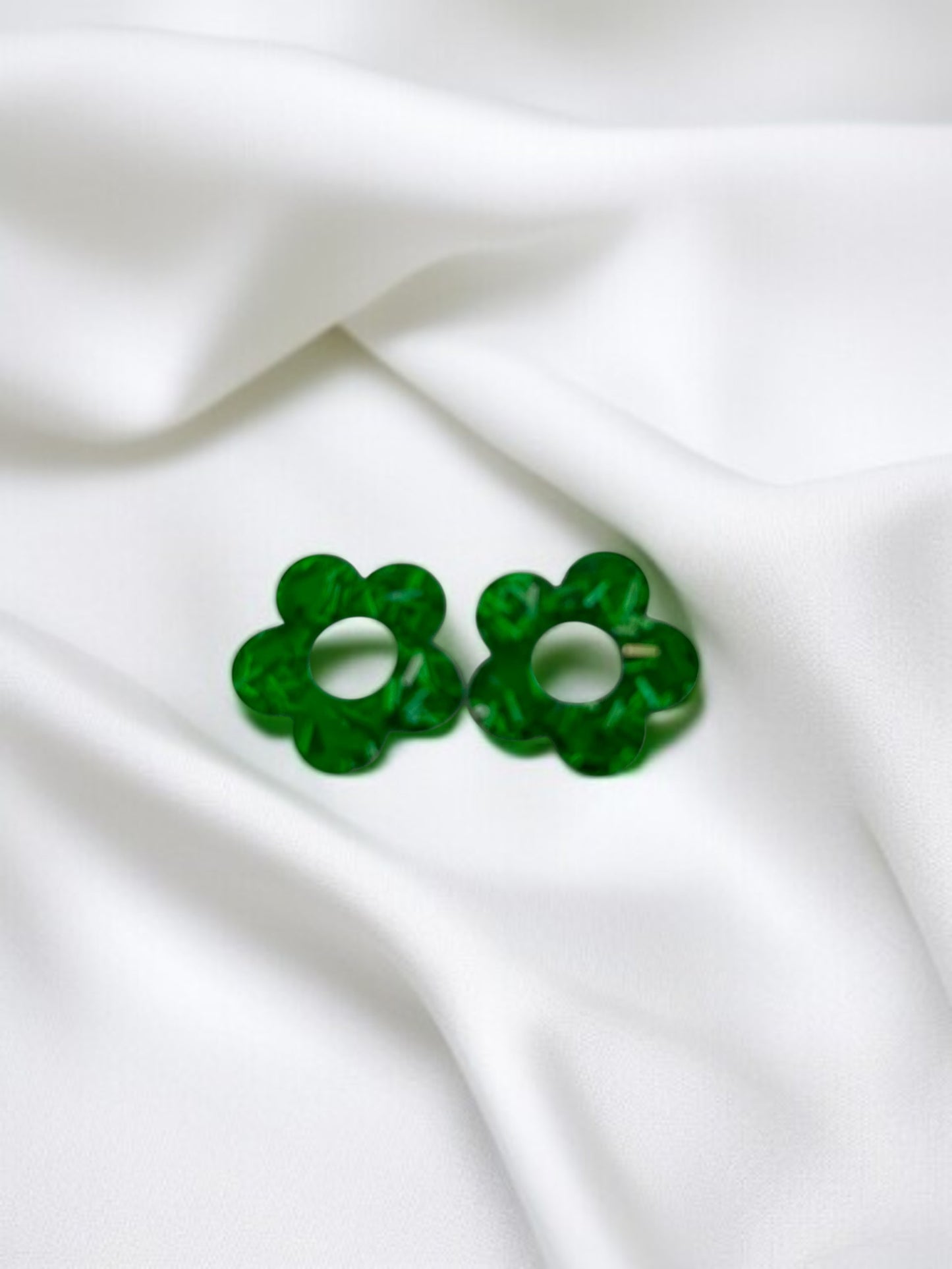 Personnalise ta paire de boucles d'oreilles créoles et pampilles fleurs