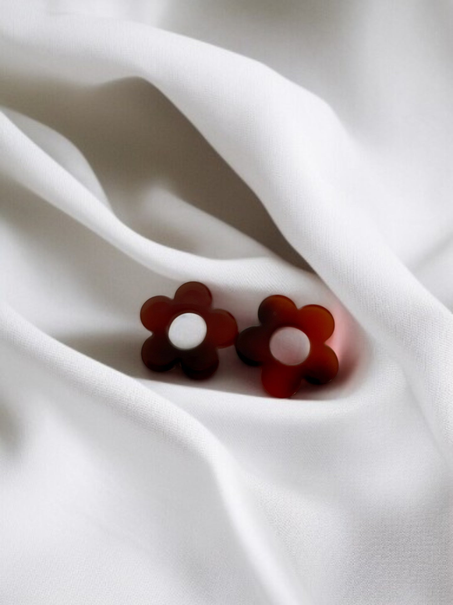 Personnalise ta paire de boucles d'oreilles créoles et pampilles fleurs