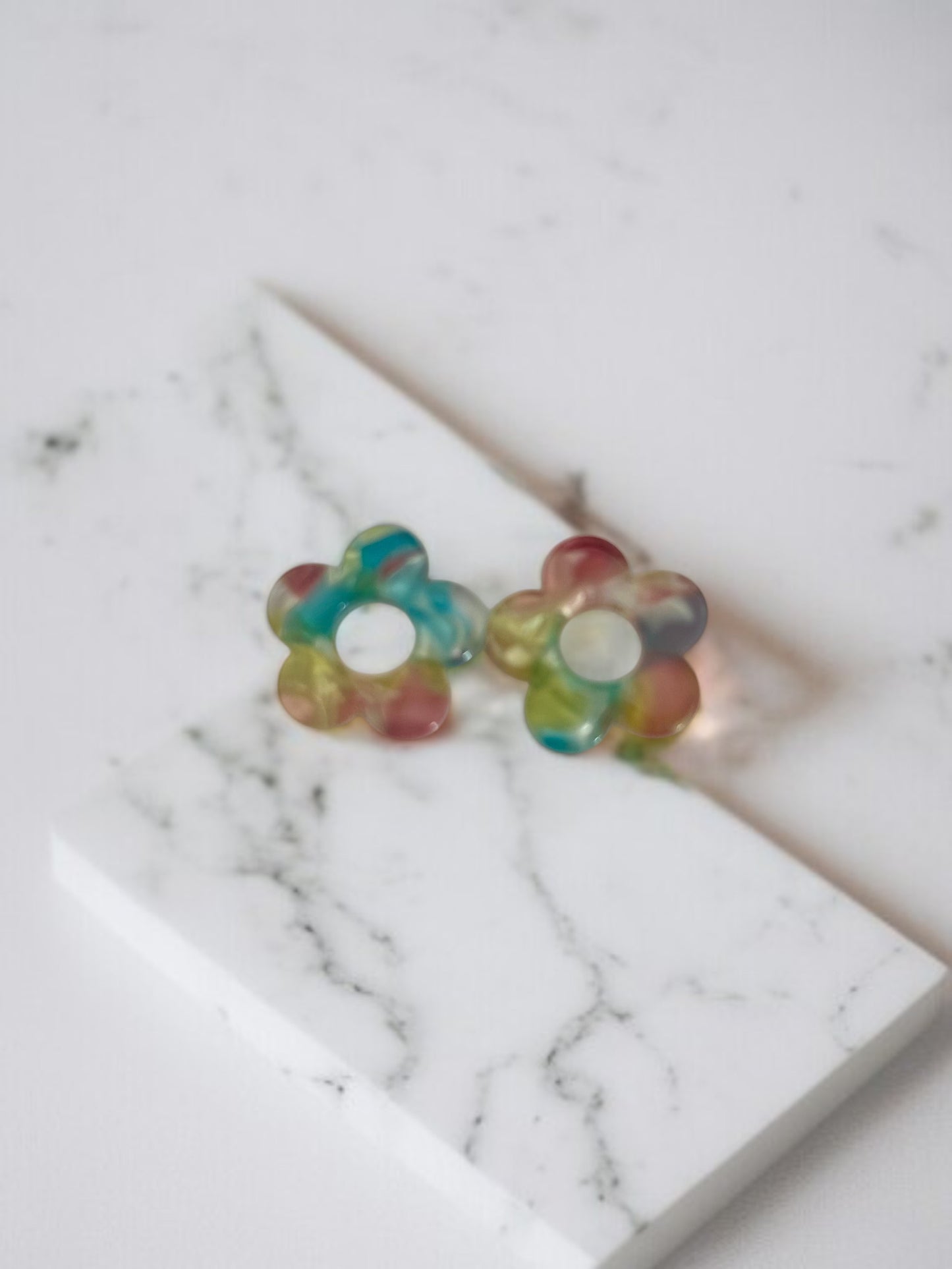 Personnalise ta paire de boucles d'oreilles créoles et pampilles fleurs