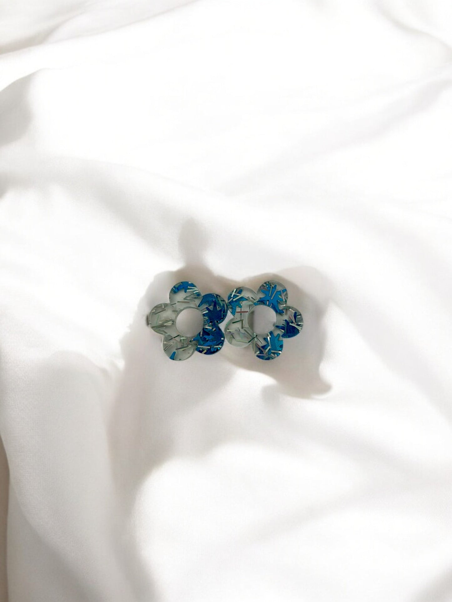 Personnalise ta paire de boucles d'oreilles créoles et pampilles fleurs
