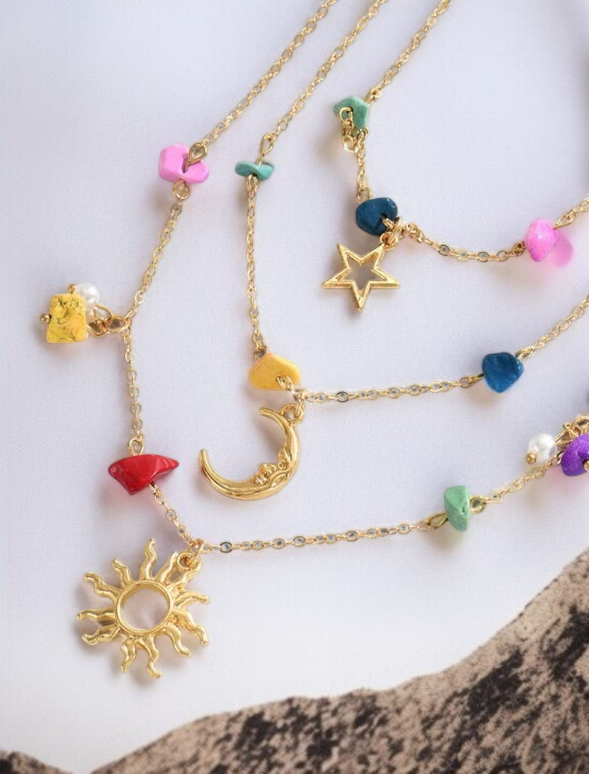 Collier pendentif bohème doré 3 rangs perles multicolores étoile, soleil et lune