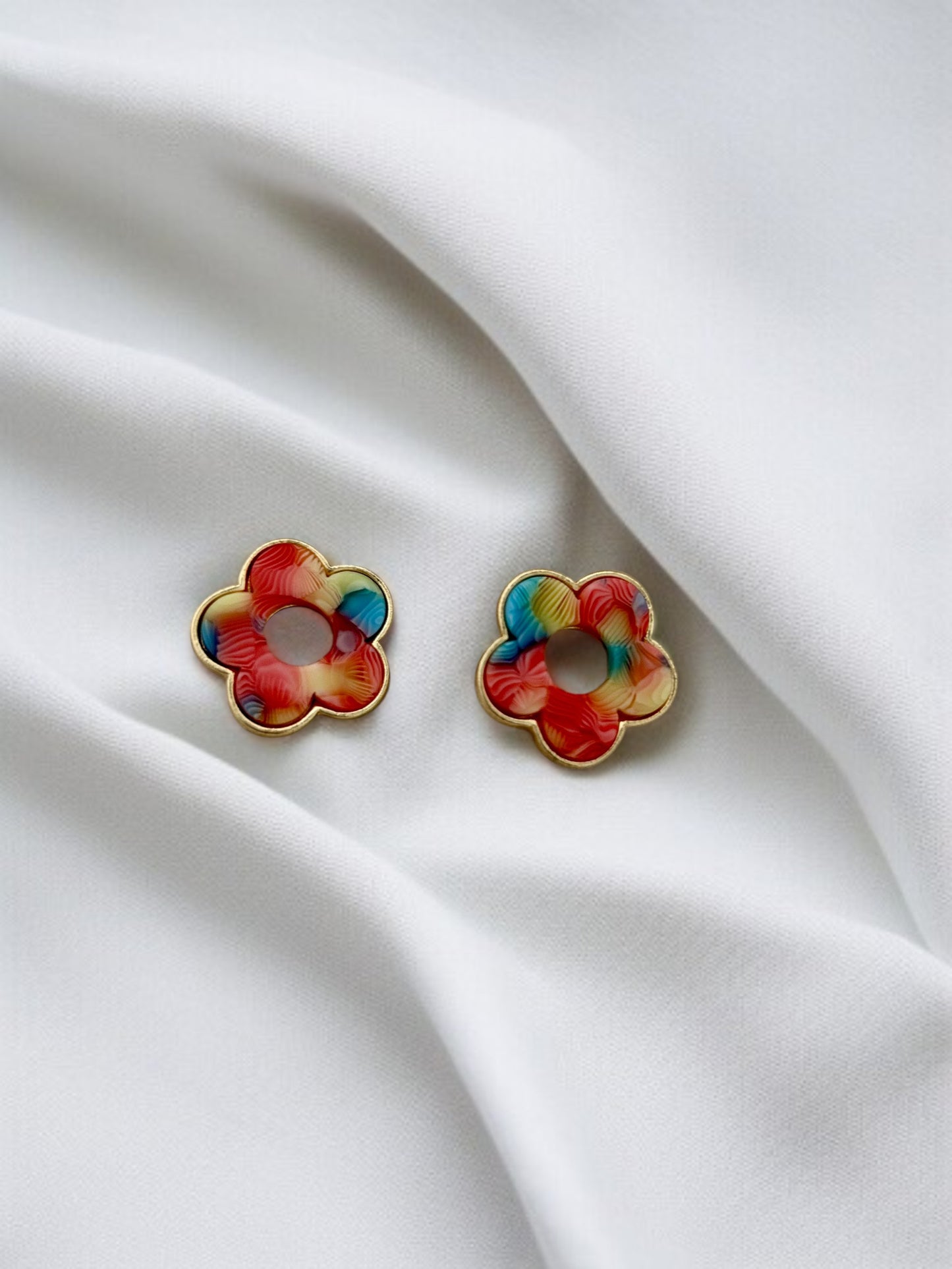 Personnalise ta paire de boucles d'oreilles créoles et pampilles fleurs