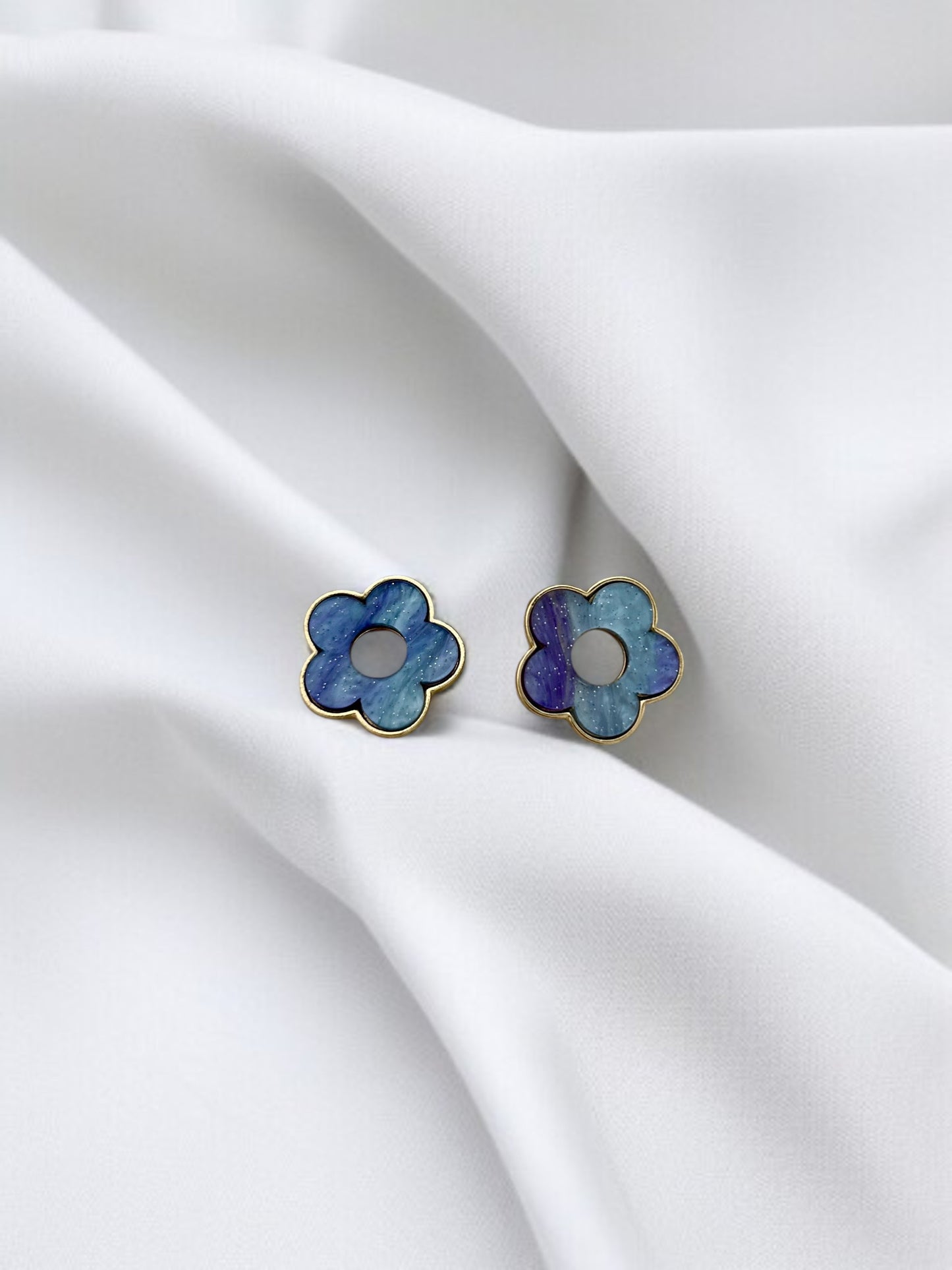 Personnalise ta paire de boucles d'oreilles créoles et pampilles fleurs