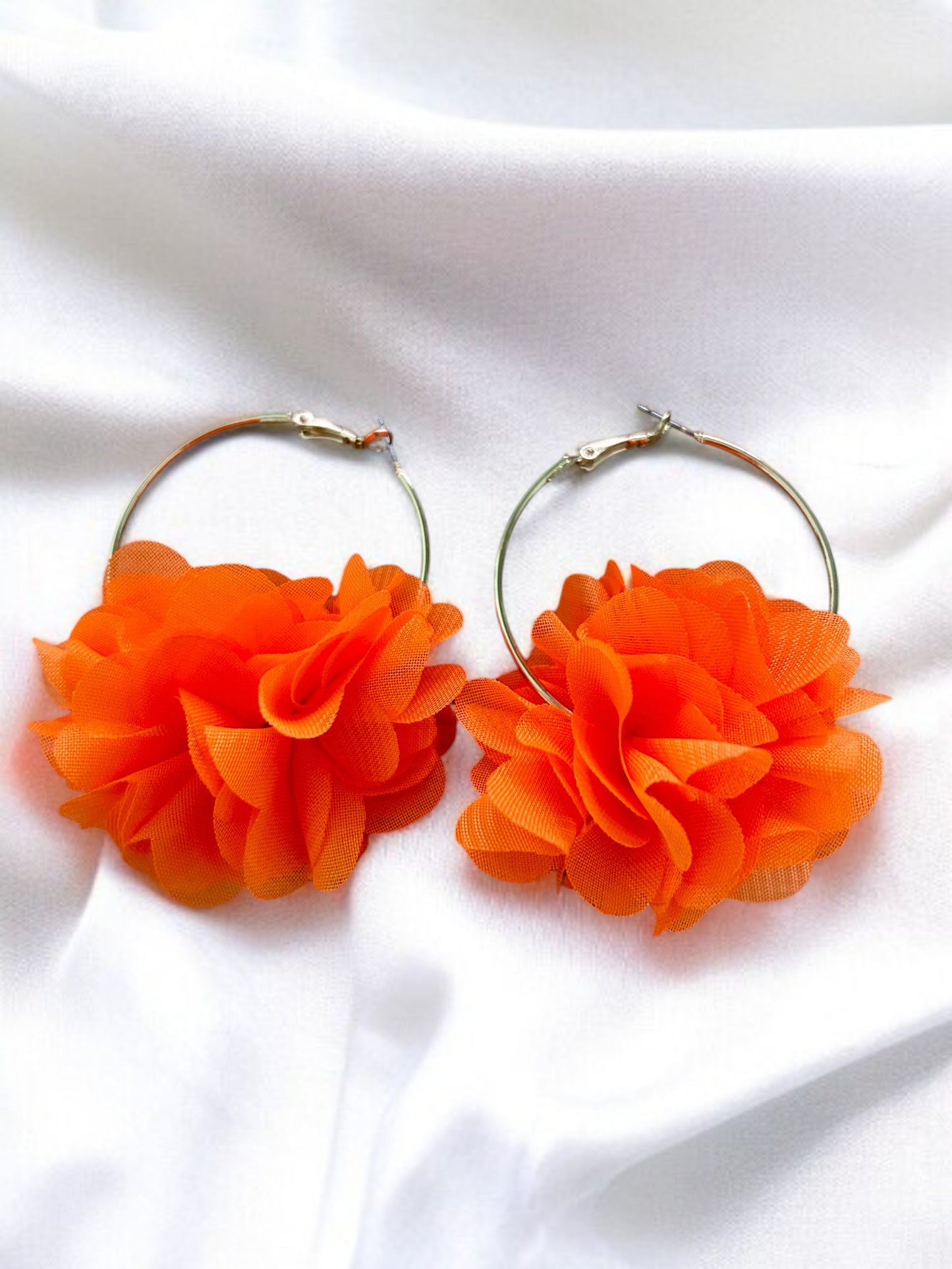 Boucles d’oreilles créoles dorées en tissu